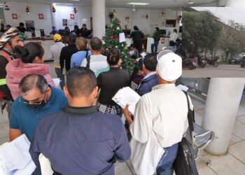 ¡Quejas por el canje de placas 2025! Ciudadanos enfrentan largas filas, mal servicio y altos costos