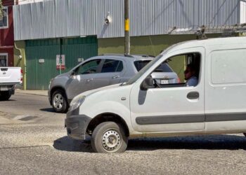 Foto: Álvaro Cuitláhuac López // Los baches y socavones, un riesgo para los automovilistas.