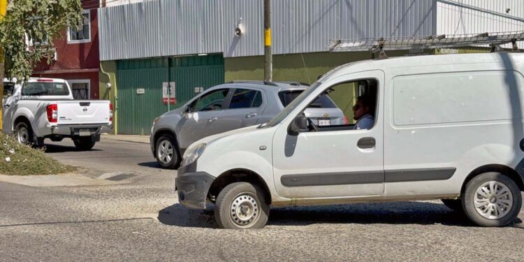 Foto: Álvaro Cuitláhuac López // Los baches y socavones, un riesgo para los automovilistas.