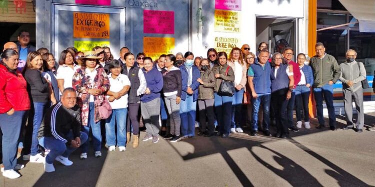 Los trabajadores del Cecyteo protestaron frente a las oficinas centrales de esta institución; evalúan irse a paro si no hay respuestas favorables.