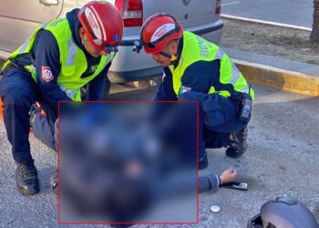 La ambulancia número 11 trasladó al motociclista al hospital del IMSS.