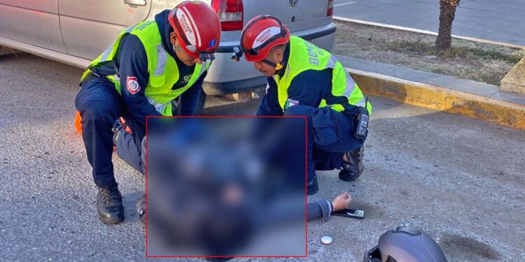 La ambulancia número 11 trasladó al motociclista al hospital del IMSS.