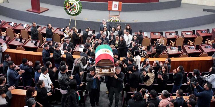 Foto: Congreso de Oaxaca // La diputada istmeña Kelly Cabrera sale por última vez del pleno de San Raymundo Jalpan.