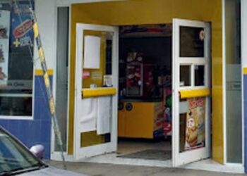 La joven es empleada de una tienda de conveniencias ubicada en la calle Porfirio Díaz de la colonia centro de Huajuapan.