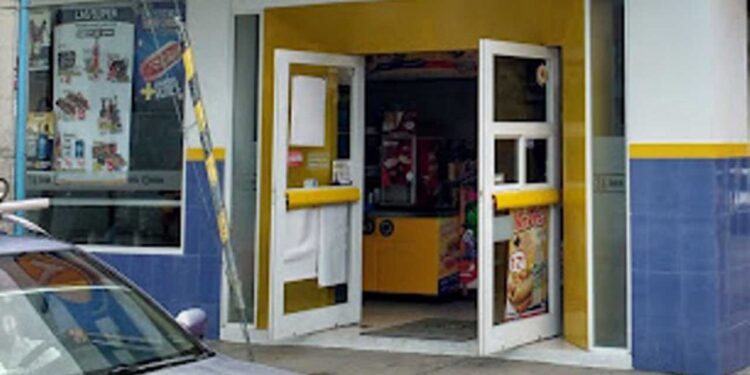 La joven es empleada de una tienda de conveniencias ubicada en la calle Porfirio Díaz de la colonia centro de Huajuapan.