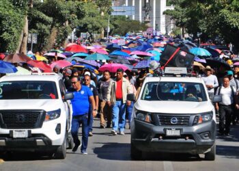 Foto: Adrián Gaytán // La marcha de la Sección 22 de la Fuente de las 8 Regiones al zócalo; levantaron el plantón.