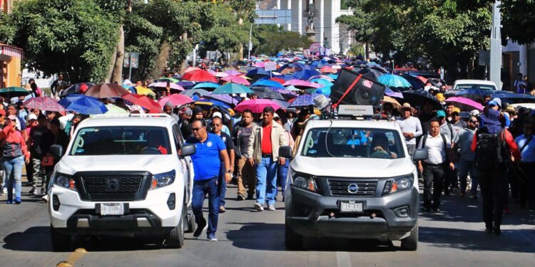 Foto: Adrián Gaytán // La marcha de la Sección 22 de la Fuente de las 8 Regiones al zócalo; levantaron el plantón.