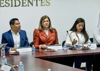 Foto: Cortesía // La ombudsperson de Oaxaca, Elizabeth Lara Rodríguez, entregó la “Guía Básica para Personas Mexicanas en Retorno” y el tríptico “DDHH de Personas Mexicanas en Retorno” a diputados.