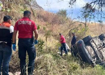 Cae automóvil a un barranco