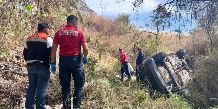 Cae automóvil a un barranco