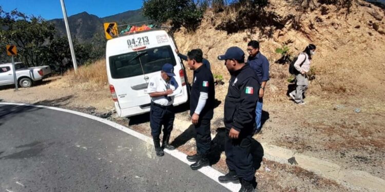 El accidente ocurrido a la altura del paraje Tierra Colorada en Ixtepeji, dejó un motociclista lesionado