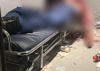 La víctima, un hombre mayor, presentaba múltiples lesiones por disparos de arma de fuego.