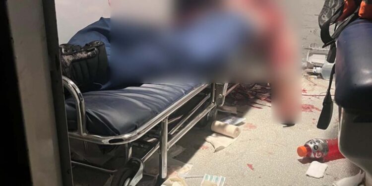 La víctima, un hombre mayor, presentaba múltiples lesiones por disparos de arma de fuego.