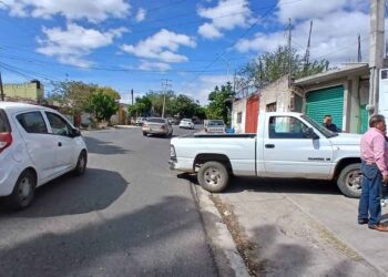 Chocan y dañan un  portón de vivienda