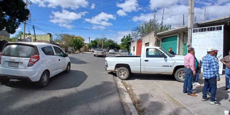 Chocan y dañan un  portón de vivienda