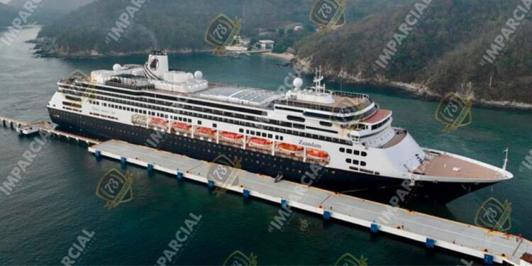 Llega a Huatulco el primer crucero del año