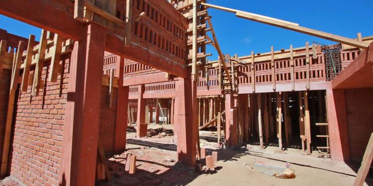 Foto: Adrián Gaytán // Locales reducidos y con retraso en su edificación de más de un año desesperan a locatarios.