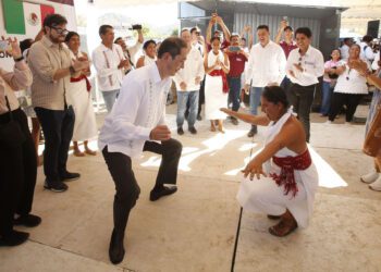 Los invitados pudieron admirar el fandango tradicional que recibió el aplauso de la mesa de honor.