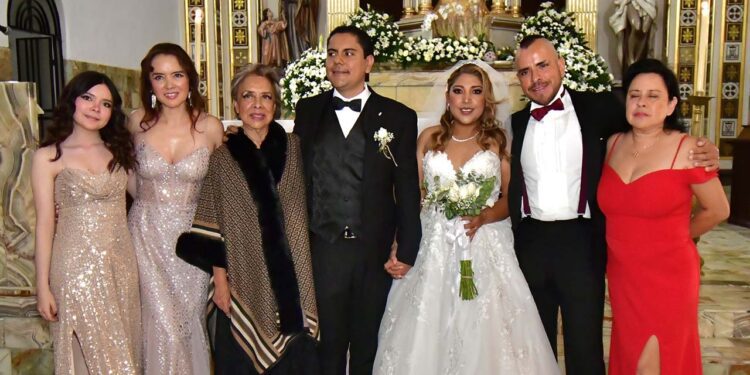 Fotos: Rubén Morales // Dileree Montes e Isaac Camacho recibieron felicitaciones por parte de sus invitados.