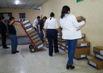 Foto: Gobierno de Oaxaca // Los propios trabajadores deben llevar los insumos al interior del nosocomio, tras ser entregados por el gobierno local.