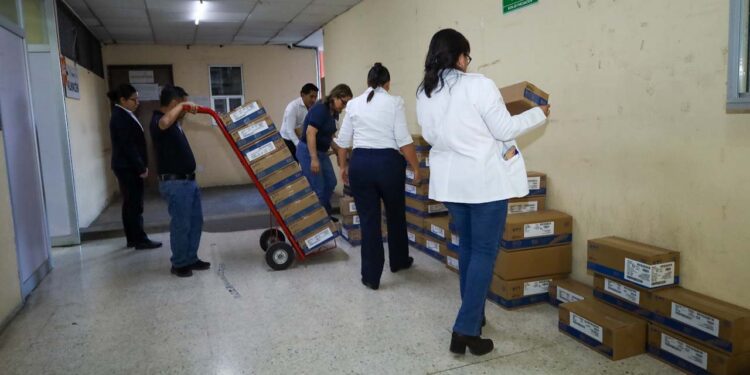 Foto: Gobierno de Oaxaca // Los propios trabajadores deben llevar los insumos al interior del nosocomio, tras ser entregados por el gobierno local.