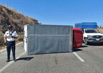 Luis P.H., perdió el control y terminó volcada a un costado de la vía.