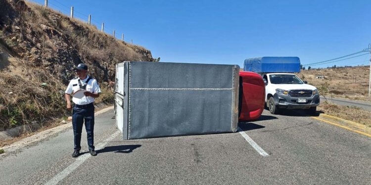 Luis P.H., perdió el control y terminó volcada a un costado de la vía.