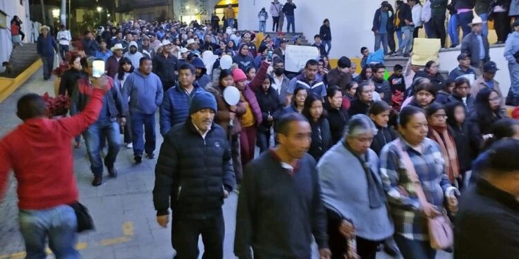 Marcha-mitin en Huautla por la detención de David García Martínez en la ciudad de Oaxaca.
