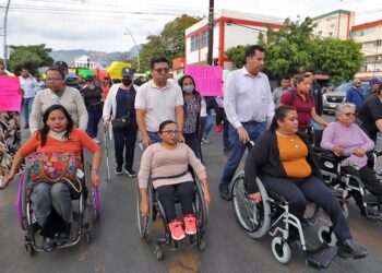 Foto: Luis Alberto Cruz // Marchan miles de burócratas en apoyo a los trabajadores despedidos.