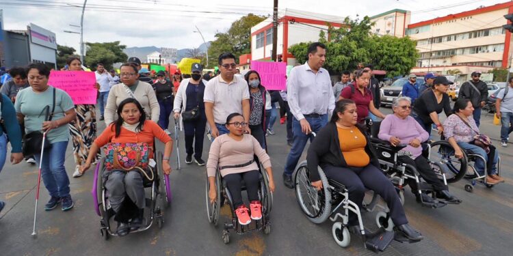 Foto: Luis Alberto Cruz // Marchan miles de burócratas en apoyo a los trabajadores despedidos.