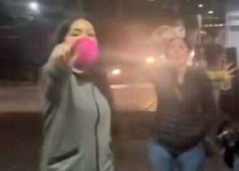 María Elena Ríos fue captada en video agrediendo a la hija de Juan Vera Carrizal.