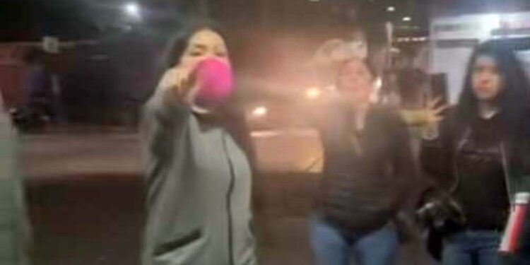 María Elena Ríos fue captada en video agrediendo a la hija de Juan Vera Carrizal.