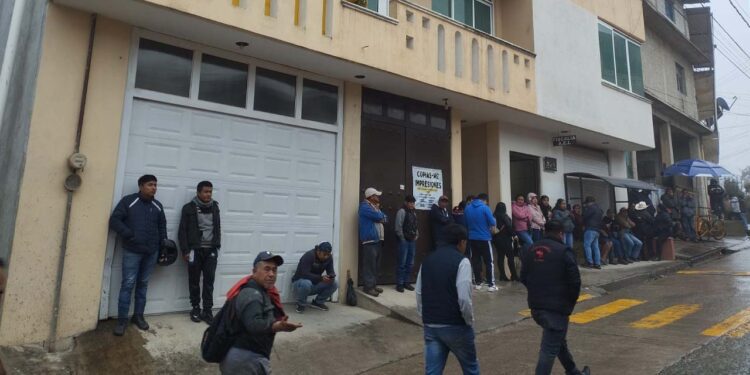 Foto: Juan Carrera // Militantes del PRD encabezados por regidores y exregidores, tomaron las oficinas de la Fiscalía en Huautla para exigir la libertad del edil David García Martínez.
