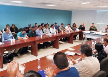 Foto: Gobierno de Oaxaca // Mesa de negociación entre habitantes de San Miguel el Grande y Llano de Guadalupe.