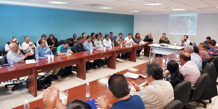 Foto: Gobierno de Oaxaca // Mesa de negociación entre habitantes de San Miguel el Grande y Llano de Guadalupe.