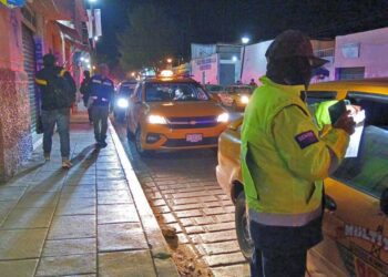 Foto: Gobierno de Oaxaca // Operativo de revisión de documentos por parte de Semovi.