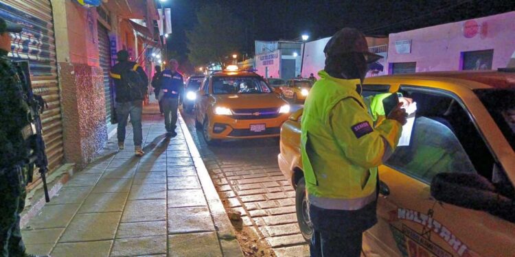 Foto: Gobierno de Oaxaca // Operativo de revisión de documentos por parte de Semovi.