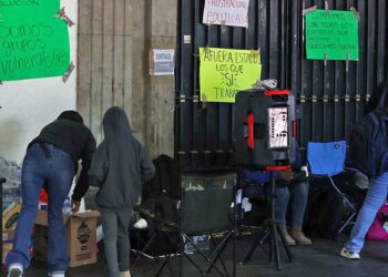 Foto: Luis Alberto Cruz // Extrabajadores con plazas revocadas mantienen su plantón en Palacio de Gobierno.
