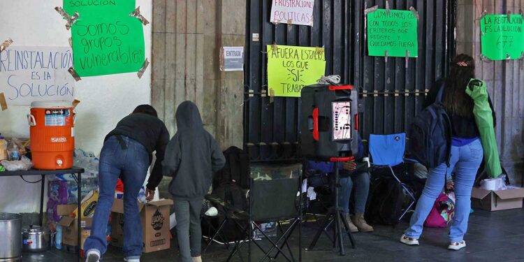 Foto: Luis Alberto Cruz // Extrabajadores con plazas revocadas mantienen su plantón en Palacio de Gobierno.