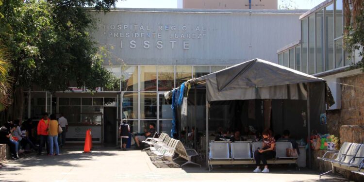 Foto: Adrián Gaytán // Para garantizar el movimiento de los pacientes intrahospitalarios, el Hospital Regional "Presidente Benito Juárez" del ISSSTE cuenta con dos nuevos elevadores.