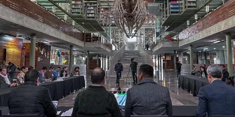 Foto: Agencias // Participantes de la mesa sobre Fomento a la Lectura, en la Biblioteca Vasconcelos, en Ciudad de México.