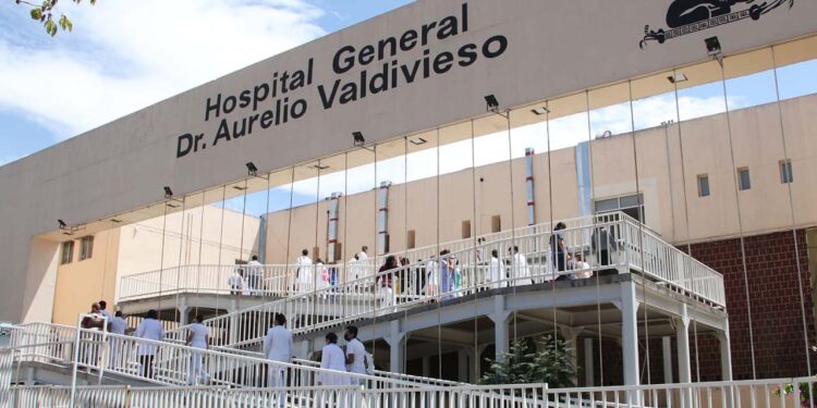Foto: Adrián Gaytán // Personal médico del Hospital Civil denuncian el desabasto de medicamentos, insumos, combustible y hasta agua potable para atender a los pacientes.