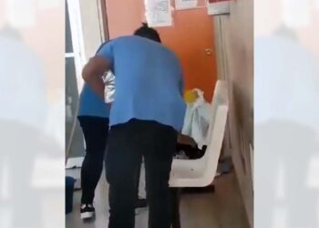 Foto: internet // Personal del Hospital de Huajuapan, limpian las sillas de espera donde la señora Nathalith Lima dio a luz a su bebé.