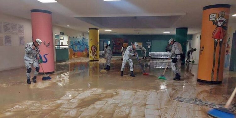 Foto: Luis Alberto Cruz // Personal del Hospital de la Niñez demanda agilizar la reparación de daños, por las inundaciones del 20 de junio de 2024.