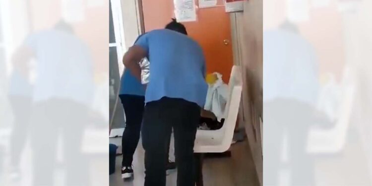 Foto: internet // Personal del Hospital de Huajuapan, limpian las sillas de espera donde la señora Nathalith Lima dio a luz a su bebé.