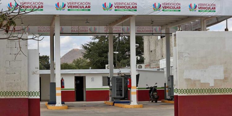Foto: Luis Alberto Cruz // Por un procedimiento de revisión, los verificentros de la capital permanecen inactivos.