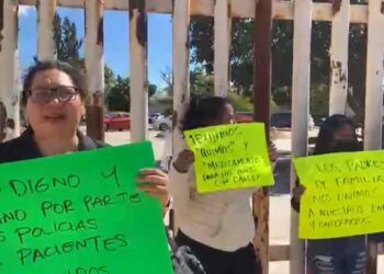 Foto: Yadira Sosa // Padres de niños con cáncer se unieron a la protesta de trabajadores del Hospital de la Niñez Oaxaqueña.