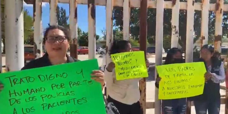 Foto: Yadira Sosa // Padres de niños con cáncer se unieron a la protesta de trabajadores del Hospital de la Niñez Oaxaqueña.