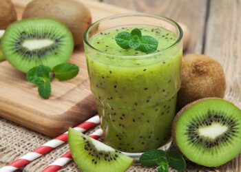 Para potenciar aún más los beneficios del jugo de kiwi, puedes añadir un puñado de espinacas frescas o unas gotas de jugo de limón.