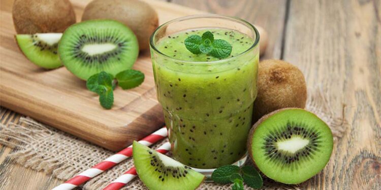 Para potenciar aún más los beneficios del jugo de kiwi, puedes añadir un puñado de espinacas frescas o unas gotas de jugo de limón.